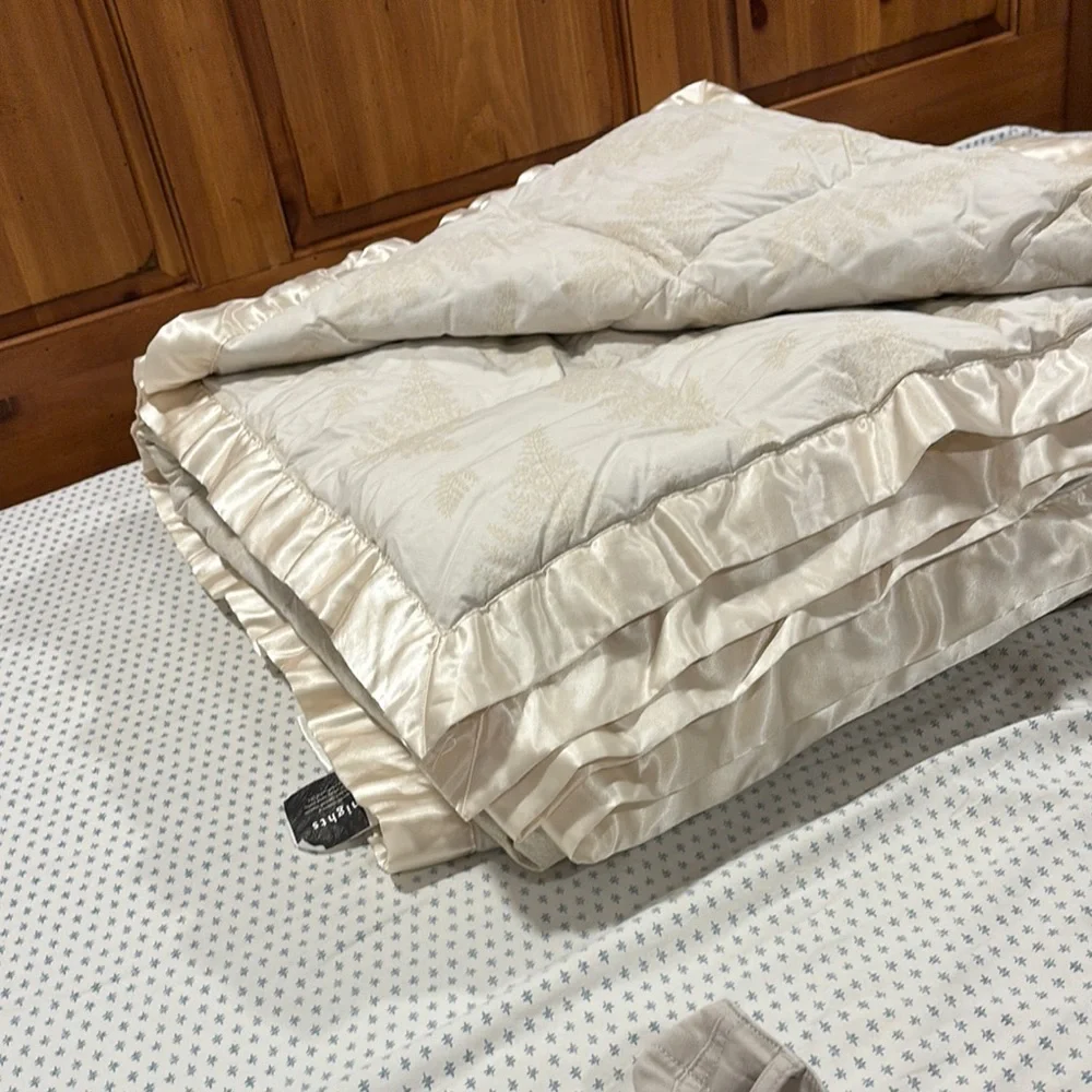 Pacific Coast Feather Co. King size Down Comforter - Picture 7 of 9